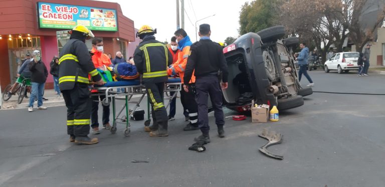 Fuerte choque y vuelco entre dos camionetas en la calle 108 y 5
