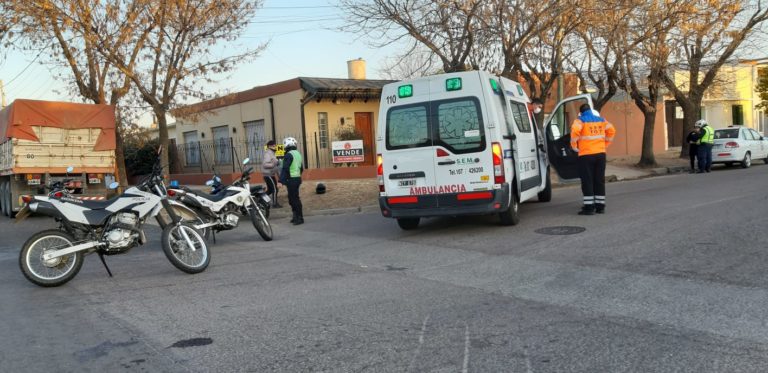 Fuerte accidente entre auto y moto, dos personas fueron hospitalizadas