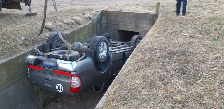 Una camioneta terminó volcada adentro de un canal de desagüe