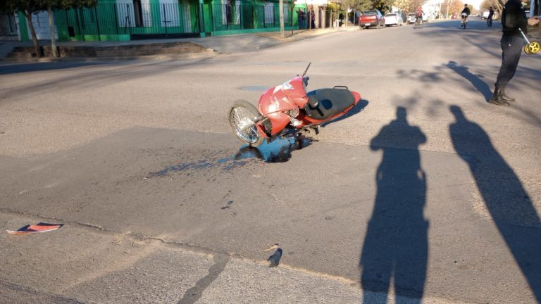 Adolescente hospitalizado luego de choque entre una moto y un auto