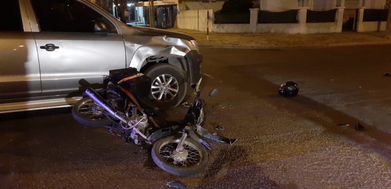 Joven de 17 años resultó con fractura de muñeca tras chocar contra una camioneta