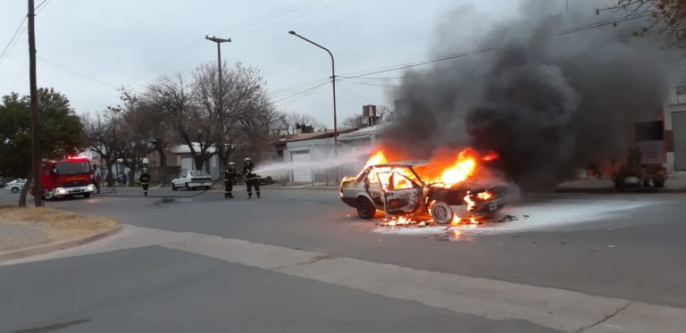 El fuego destruyó por completo un auto que circulaba por calle 33 y 38 bis