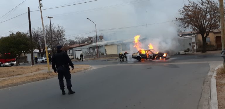 INCENDIO DE AUTO EN BARRIO RANQUELES: Impresionantes imágenes del enorme trabajo de Bomberos controlando el fuego ante la fuga de gas del vehículo