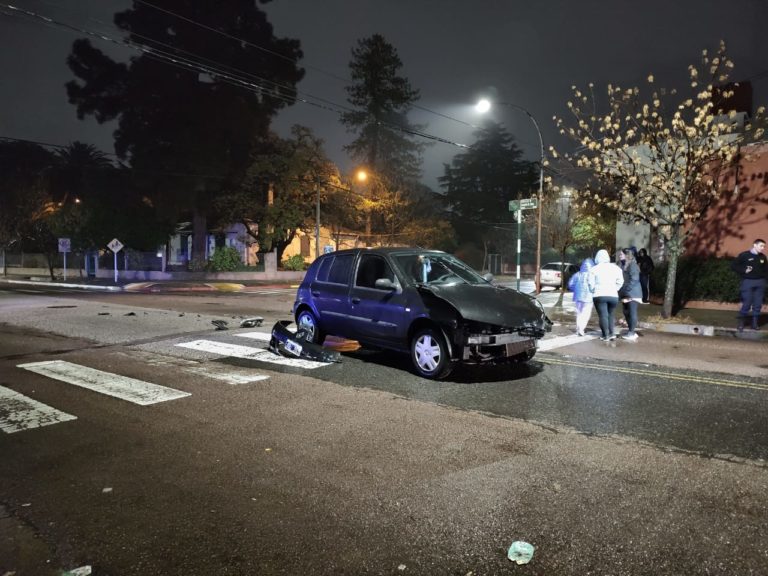 Fuerte choque bajo la lluvia entre dos autos