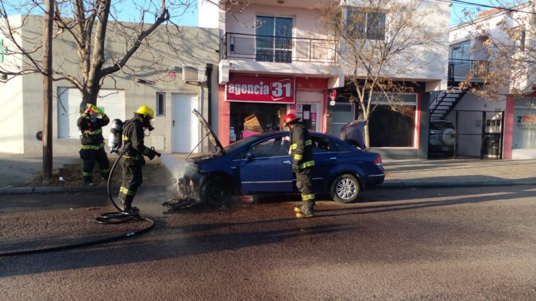 Principio de incendio de un auto en barrio Rucci: El fuego se originó en el motor y fue sofocado rápidamente
