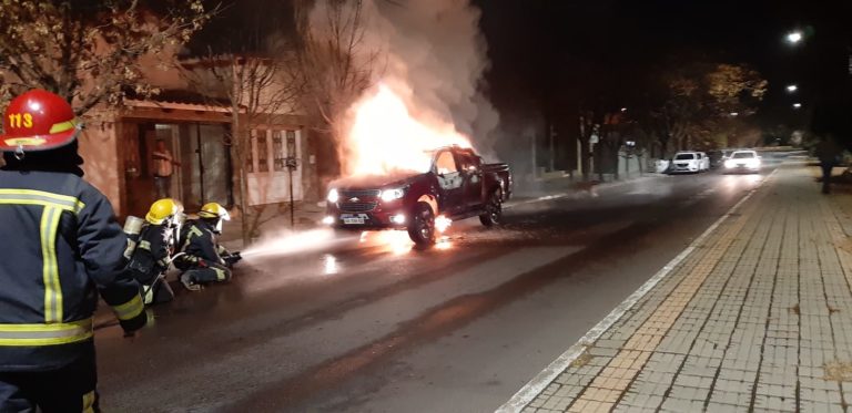 El fuego destruyó una camioneta a metros del centro piquense