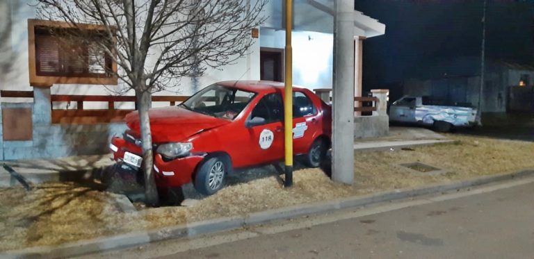 Bomberos acude a colisión de vehículos por pérdida de gas en uno de ellos