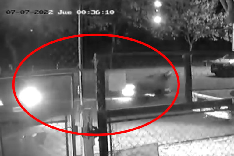 [CÁMARA DE SEGURIDAD] Un motociclista lesionado al impactar con un auto