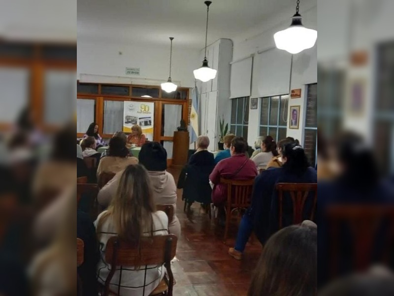 Exitosa presentación del libro “Cicatrices del alma” de Paola Burgos en Intendente Alvear