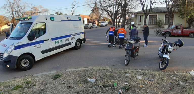 Dos accidentes de moto en simultáneo en General Pico, uno de ellos involucró el choque con un perro: Dos mujeres fueron hospitalizadas