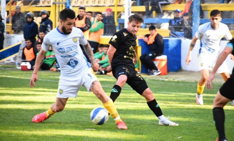 En el regreso de Mauricio Romero al banco, Ferro perdió contra Juventud Unida en San Luis y profundiza su mal momento