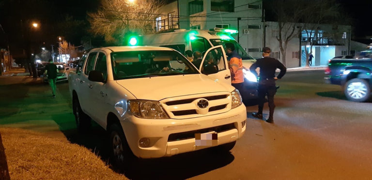 Perdió el control, chocó un auto estacionado y lo arrastró 10 metros: El SEM asistió al lugar, pero no hubo traslados