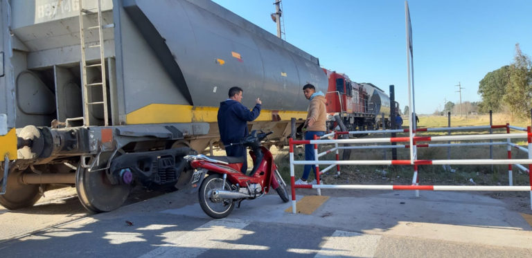 Una moto colisionó contra la formación del tren en el paso a nivel de calle 40 y 19: El joven no sufrió lesiones