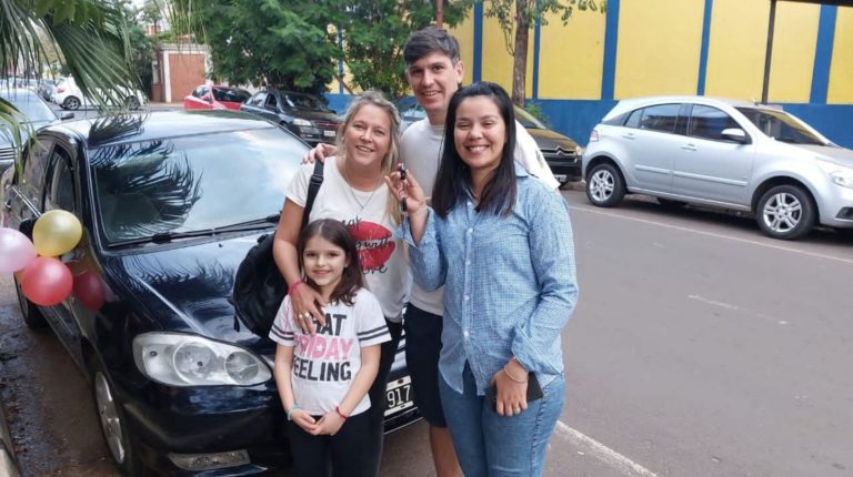 Misiones: Su hija tiene una discapacidad y una pareja le regaló un auto para poder trasladarla, “Nos cambió la vida”