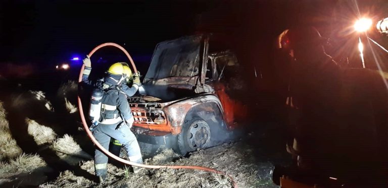Bomberos trabajó en la madrugada para controlar el fuego que destruyó un camión
