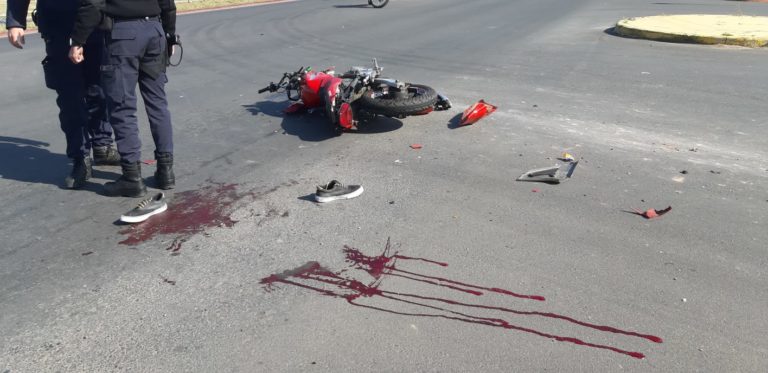 Choque moto- camión: joven motociclista accidentado tiene graves lesiones y su situación es delicada