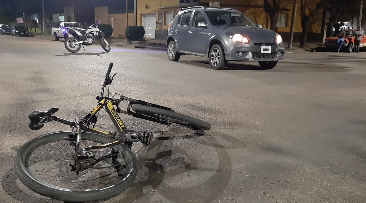 El cuarto choque de la noche se produjo en calle 7 y 36: Una ciclista fue hospitalizada
