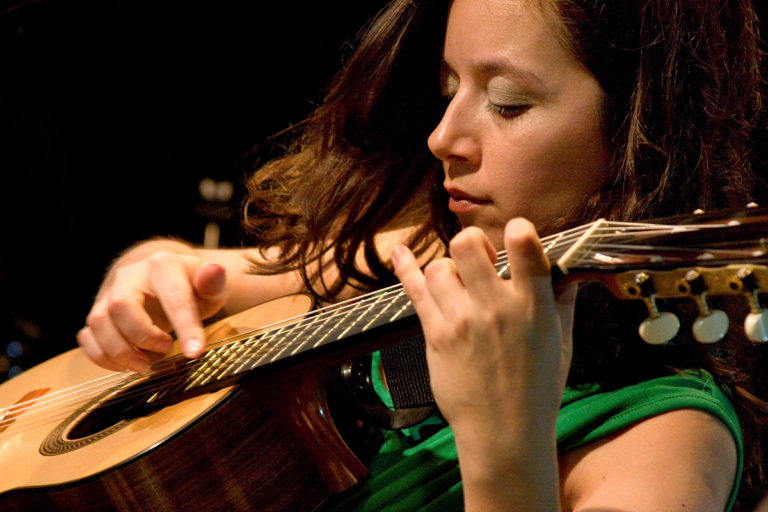 De la mano de la guitarrista, compositora y cantante argentina Cecilia Zabala, el domingo será el último ciclo de cuerdas y vientos