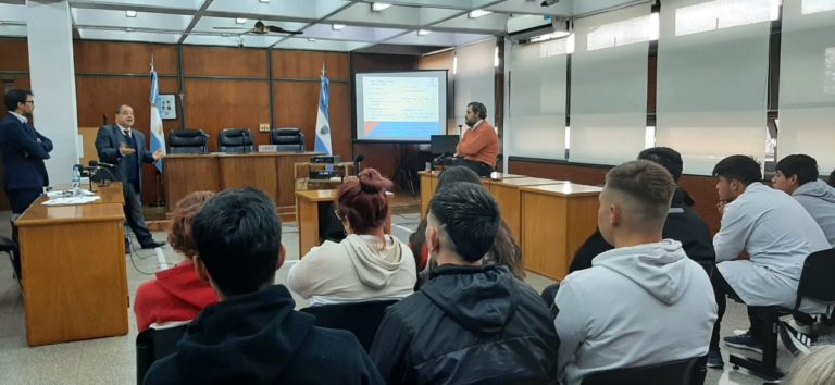 Educación + Justicia: alumnos de dos escuelas se sumaron para organizar un simulacro de juicio en General Pico