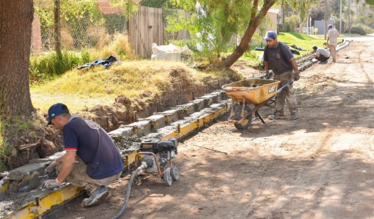 Continúan las obras de cordón cuneta en General Pico