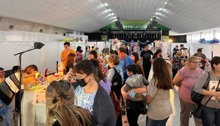 Una multitud de vecinos piquenses disfrutaron de la exitosa “Feria de la Niñez” en el salón de Ferro