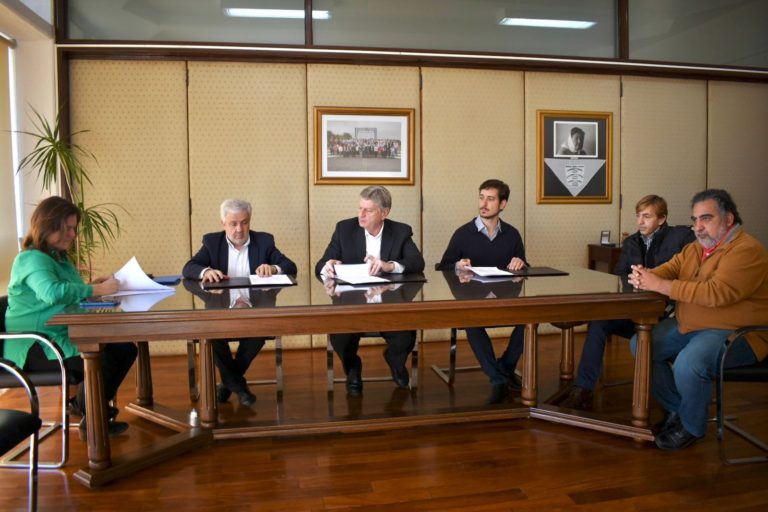 La intendenta firmó el contrato para el inicio de la construcción del hospital en el Barrio Federal