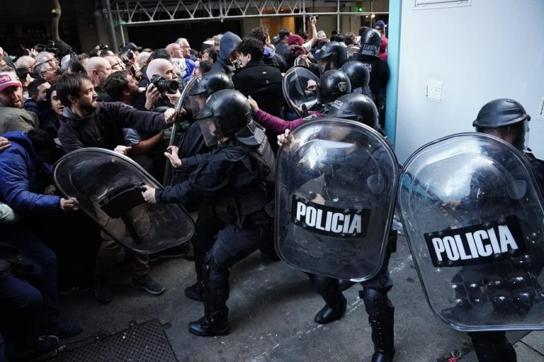 Tensión en Recoleta: Manifestantes tiraron las vallas y la Policía los está dispersando con el camión hidrante
