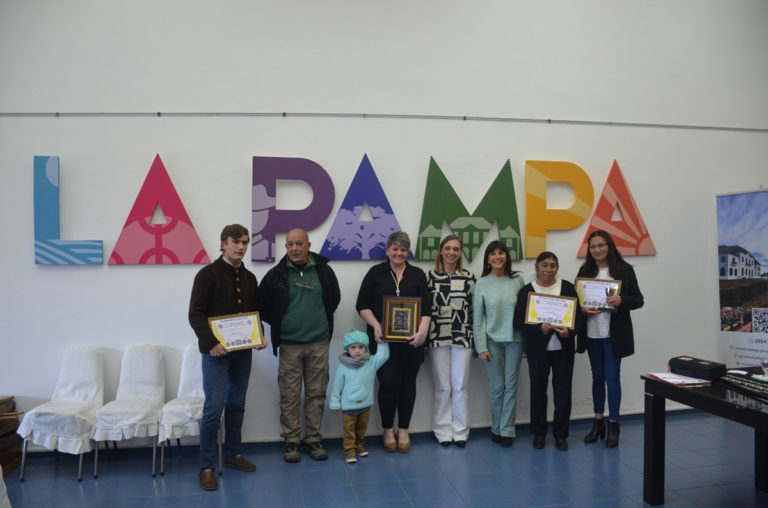 Entregaron distinciones a los artesanos pampeanos que se destacaron en la Exposición Rural de Palermo
