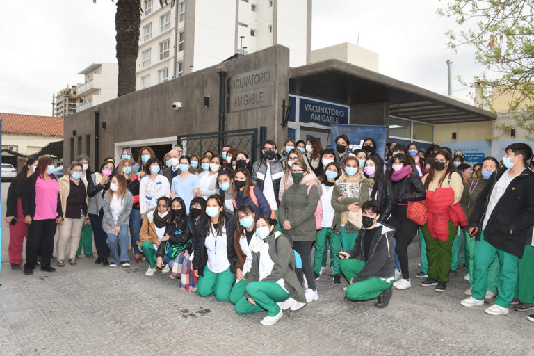 Destacaron el trabajo de vacunadores y estudiantes de enfermería: “Son grandes luchadores que trabajan intensamente para que la gente se vacune”