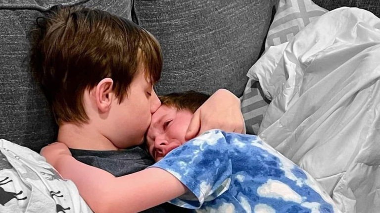 Tiene 15 años, sabe que morirá de cáncer y contuvo a su hermano menor con un abrazo que conmovió al mundo