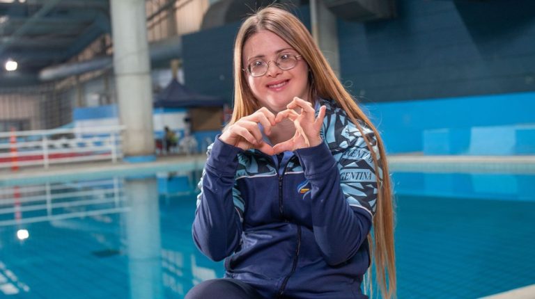 La sirenita argentina: es campeona en natación artística con Síndrome de Down y fue elegida “princesa”
