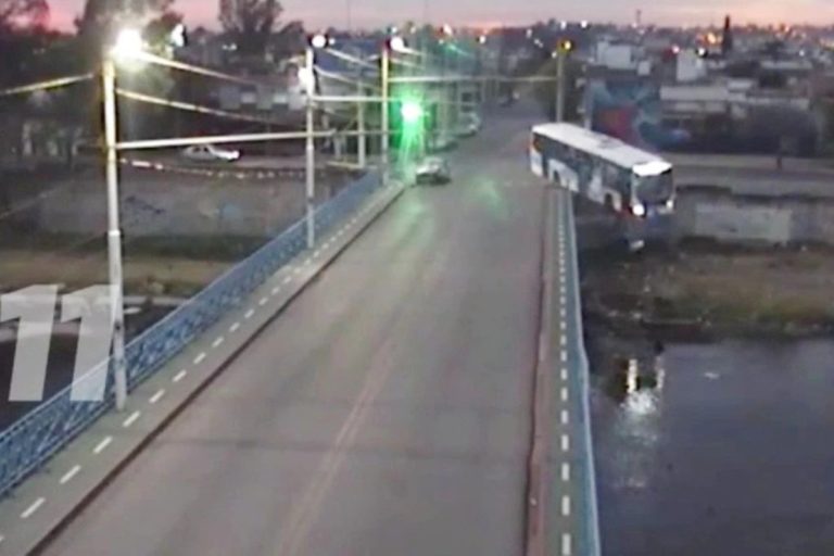 Video: así cayó el colectivo al río Suquía en Córdoba luego de chocar contra un auto