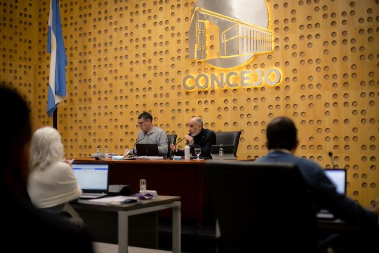 La sesión del Concejo Deliberante, en detalle: “Habrá 6 nuevos cajeros en tres barrios, un cambio de sentido de circulación en barrio Roca y se renovó el convenio con el Colegio de Veterinarios”