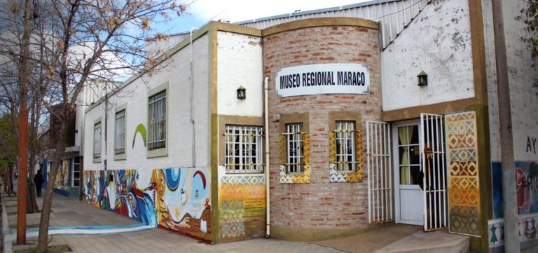 Los niños se convierten en paleontólogos por un día en el stand del Museo Maracó