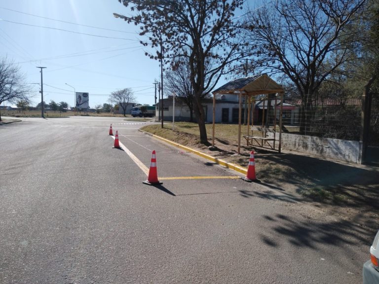 Realizan tareas de mantenimiento y demarcación horizontal vial en más de 65 paradas de colectivo