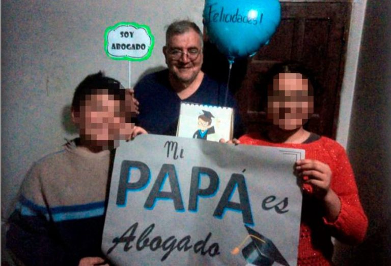 Salta: Carlos, el vendedor ambulante que se levantaba 4.30 para estudiar y que se recibió de abogado a los 51 años