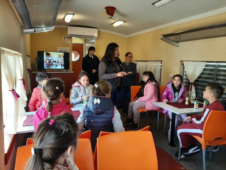 Alumnos de la escuela hogar de Rucanelo visitaron el vagón ferroviario en Pico
