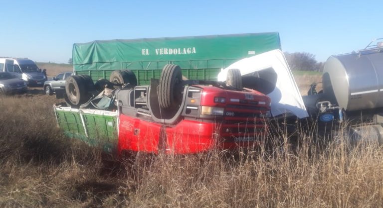 Choque frontal entre camiones en Ruta 1 cerca de Relmo: Solo un conductor fue trasladado por precaución a Catriló