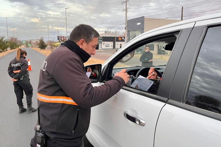 General Pico: más de 1,000 vehículos controlados y 57 infracciones en operativos de tránsito y transporte público