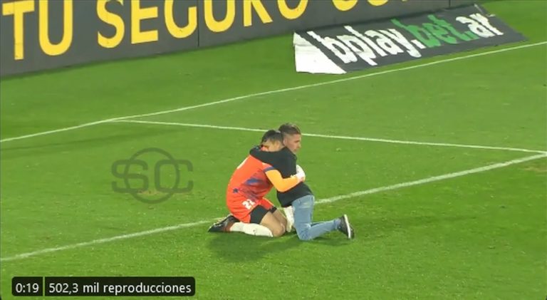 La conmovedora imagen del fin de semana: un niño hincha de Defensa y Justicia invadió la cancha para consolar a Unsain tras la derrota ante Boca