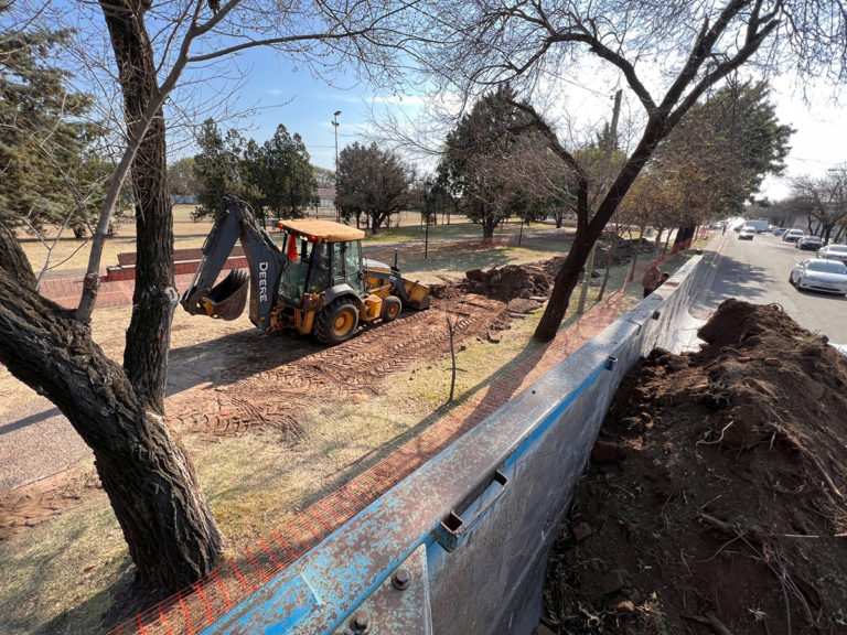Avanzan las obras de reparación en las veredas del “Paseo Ferroviario”
