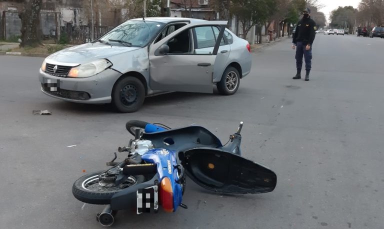 Fuerte choque entre un auto y una moto en calle 23 y 102: Dos jóvenes fueron hospitalizados