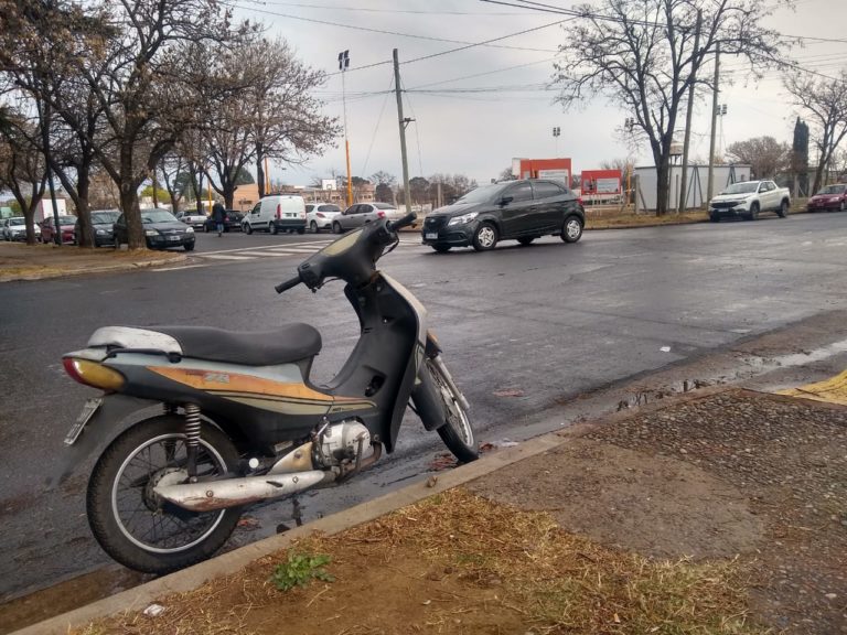 Choque en calle 7 y 110: El SEM asistió a dos mujeres que iban en moto, pero solo la conductora fue hospitalizada
