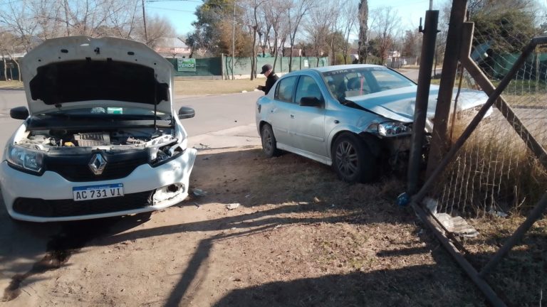 Fuerte choque entre dos autos, dejando a ambas conductoras hospitalizadas
