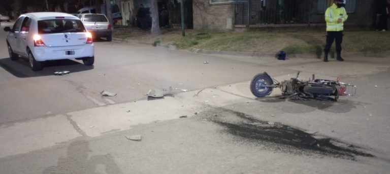 Otro accidente entre un auto y una moto, esta vez en barrio Ranqueles: Una joven de 21 años fue hospitalizada