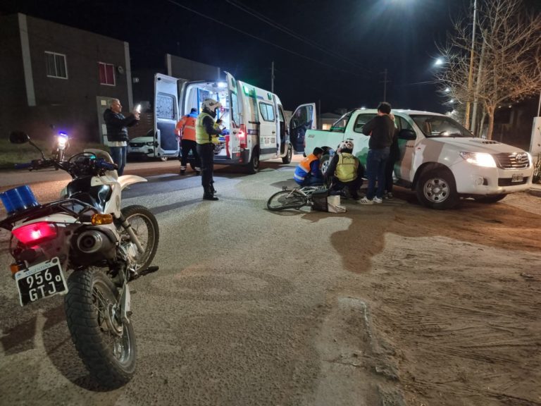 Una camioneta y una ciclista protagonizaron un fuerte choque en inmediaciones de calle 24 y 115