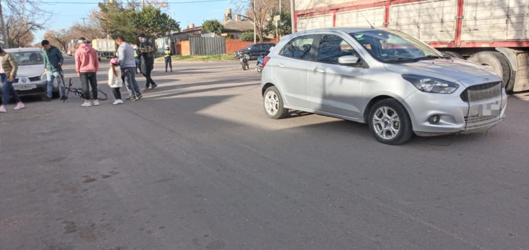 Menores iban en bicicleta y fueron chocados por un auto: Una adolescente de 16 años fue hospitalizada