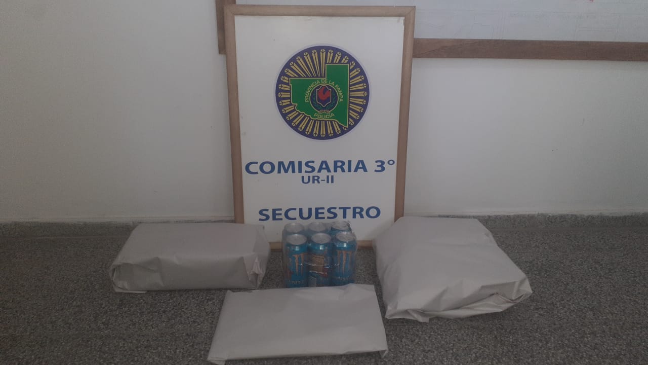 Allanamiento en barrio Rucci por un robo al “Chango Más”: La Policía detuvo a un hombre, secuestró prendas de vestir y latas de energizante
