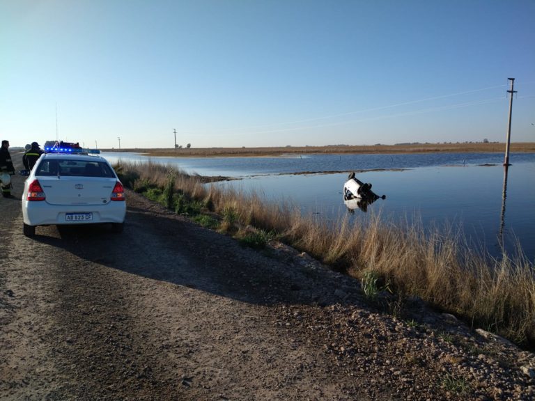 Un auto con dos personas a bordo se despistó cerca de Colonia Barón y terminó adentro de una laguna
