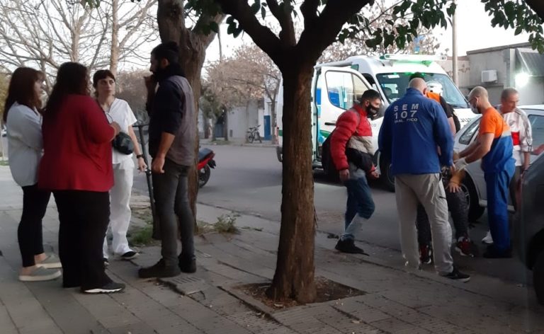 Se habría descompensado y terminó chocando un auto estacionado: Una mujer que iba de acompañante fue hospitalizada